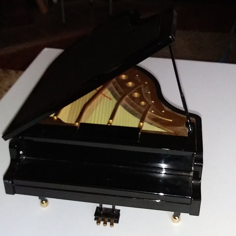 Wonderland piano music box